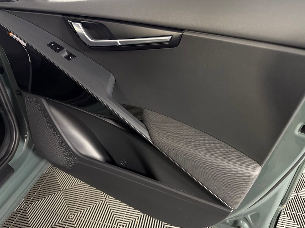 Used 2023 Kia Niro EX image 34