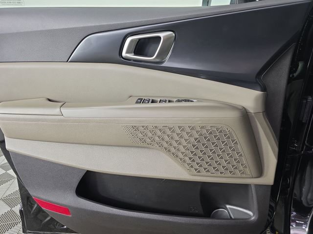 Used 2025 Kia Carnival FWD image 33