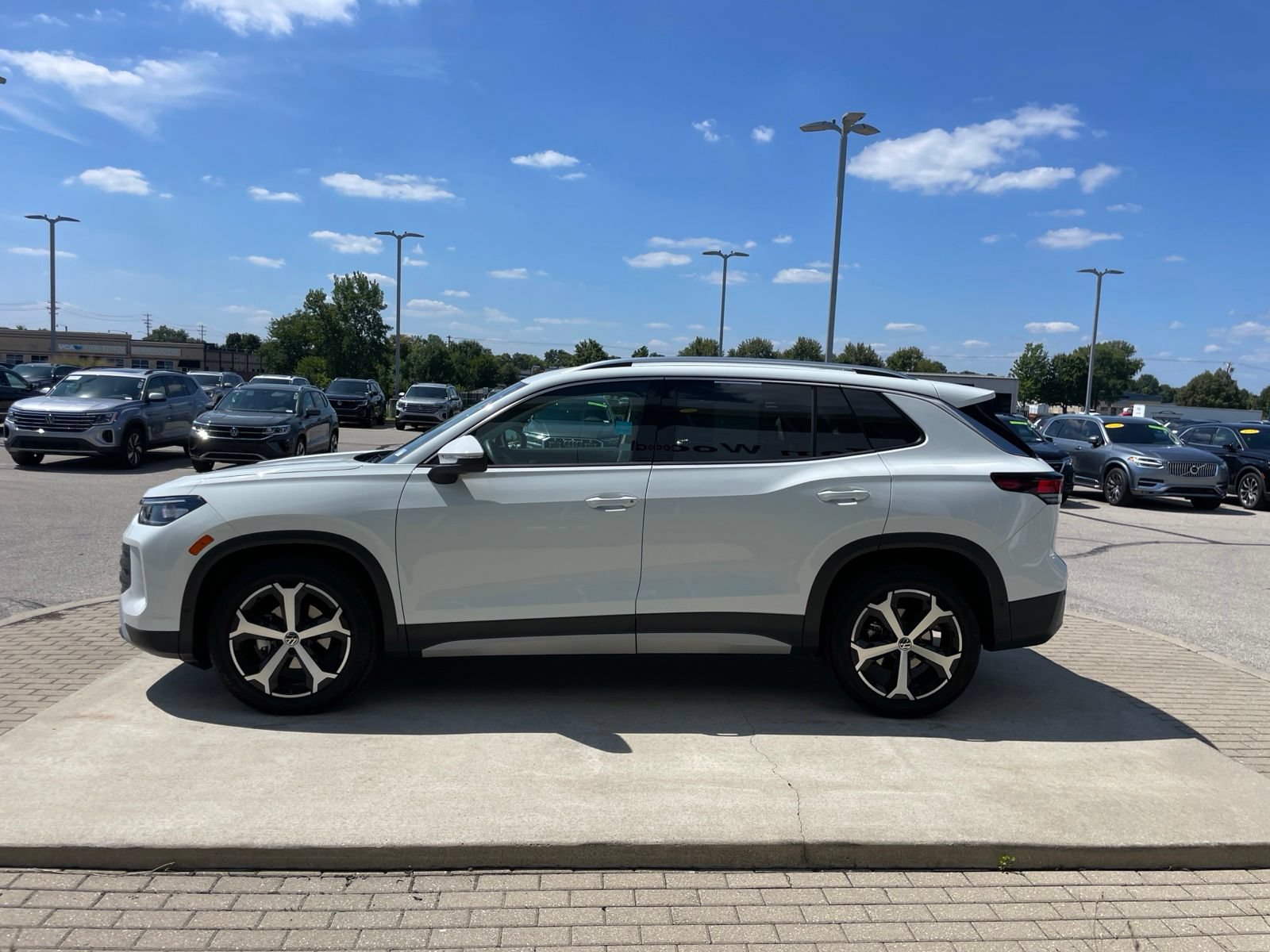 Certified 2025 Volkswagen Tiguan SE FWD image 8