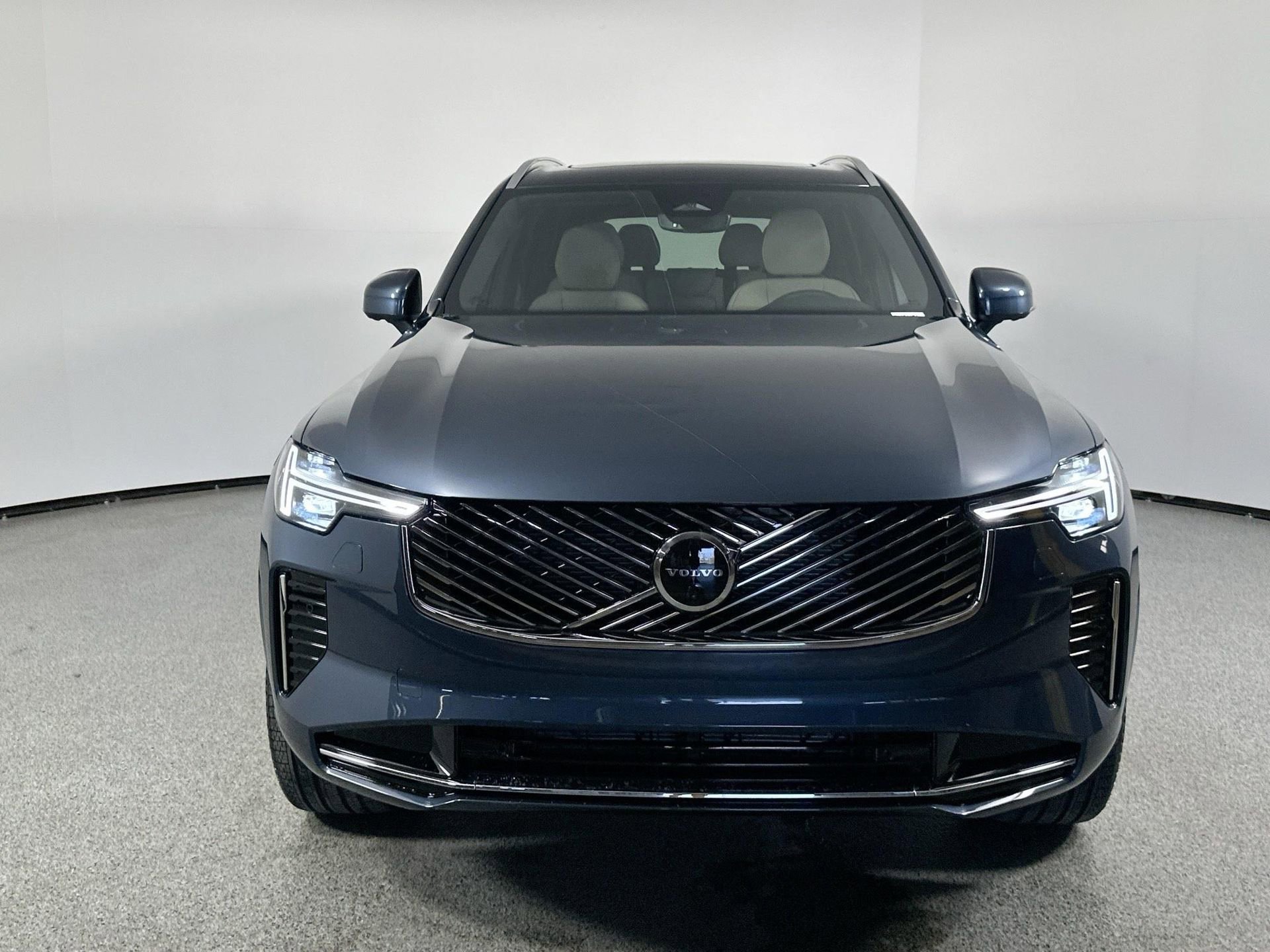 New 2026 Volvo XC90 B6 Plus w/ Protection Package Premier image 2