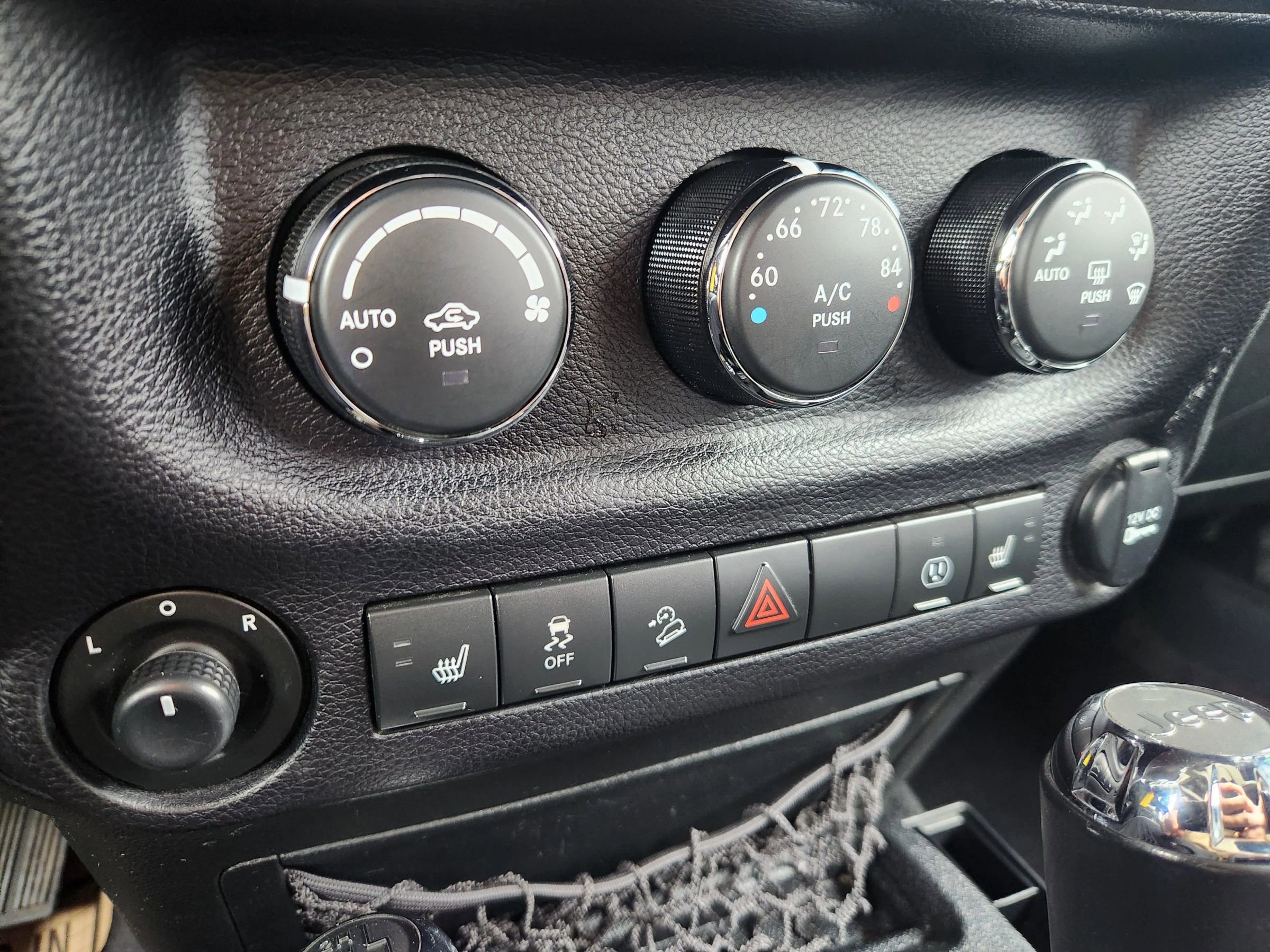 Used 2017 Jeep Wrangler Unlimited Sahara image 33