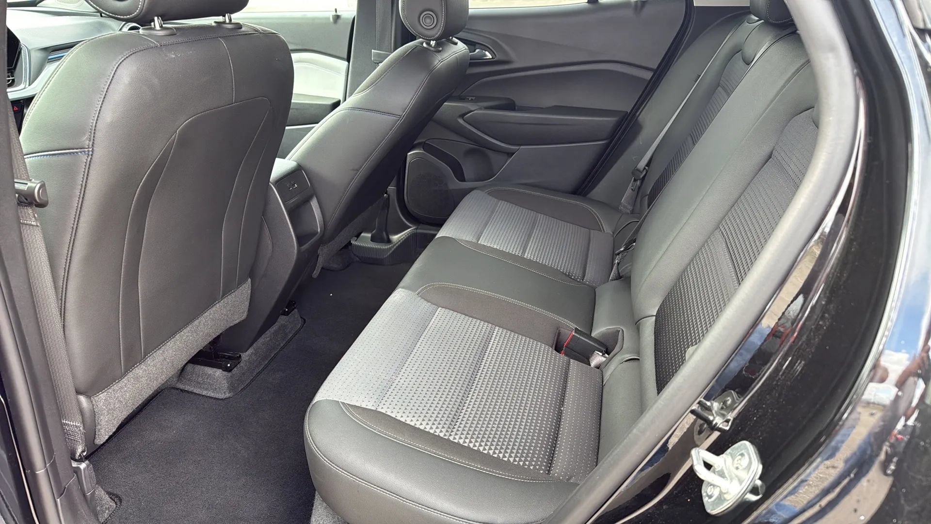 Used 2025 Chevrolet Trax LT FWD image 10