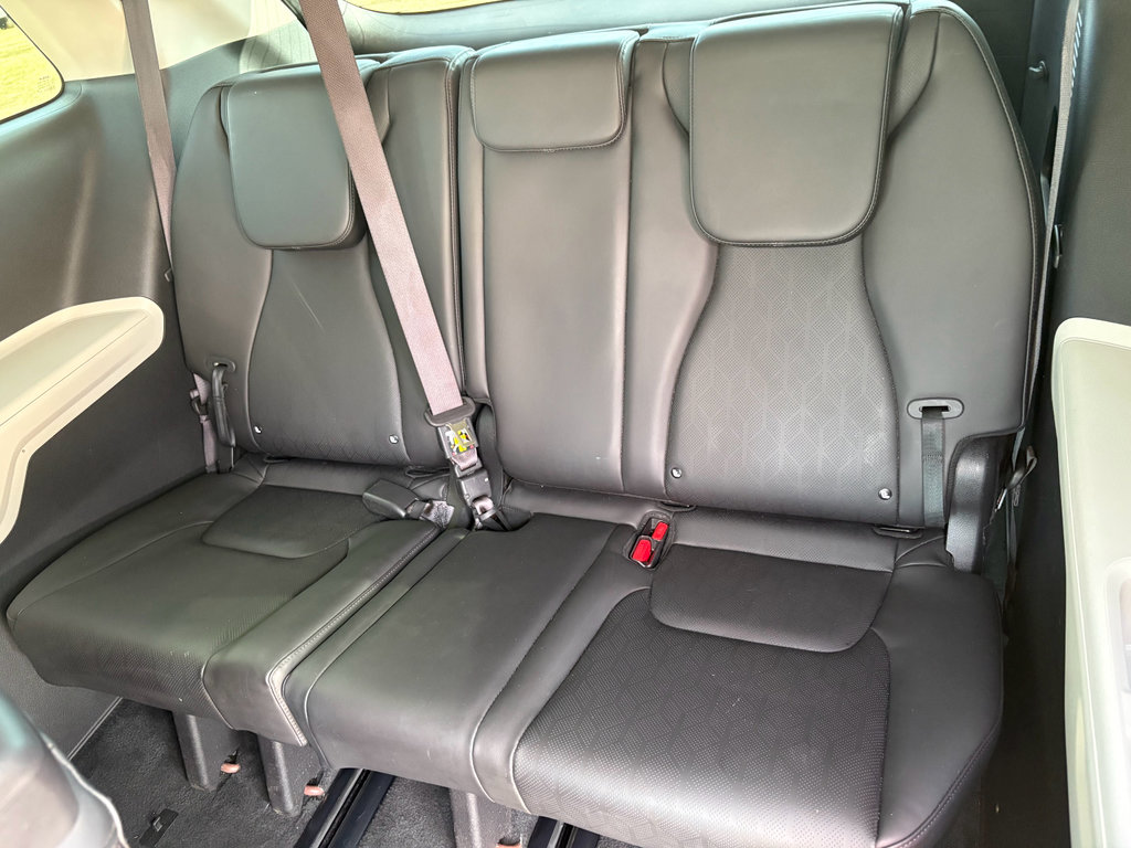 Used 2024 Kia Carnival LX image 26