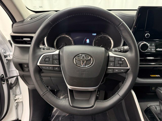 Used 2023 Toyota Highlander XLE AWD/4WD image 13
