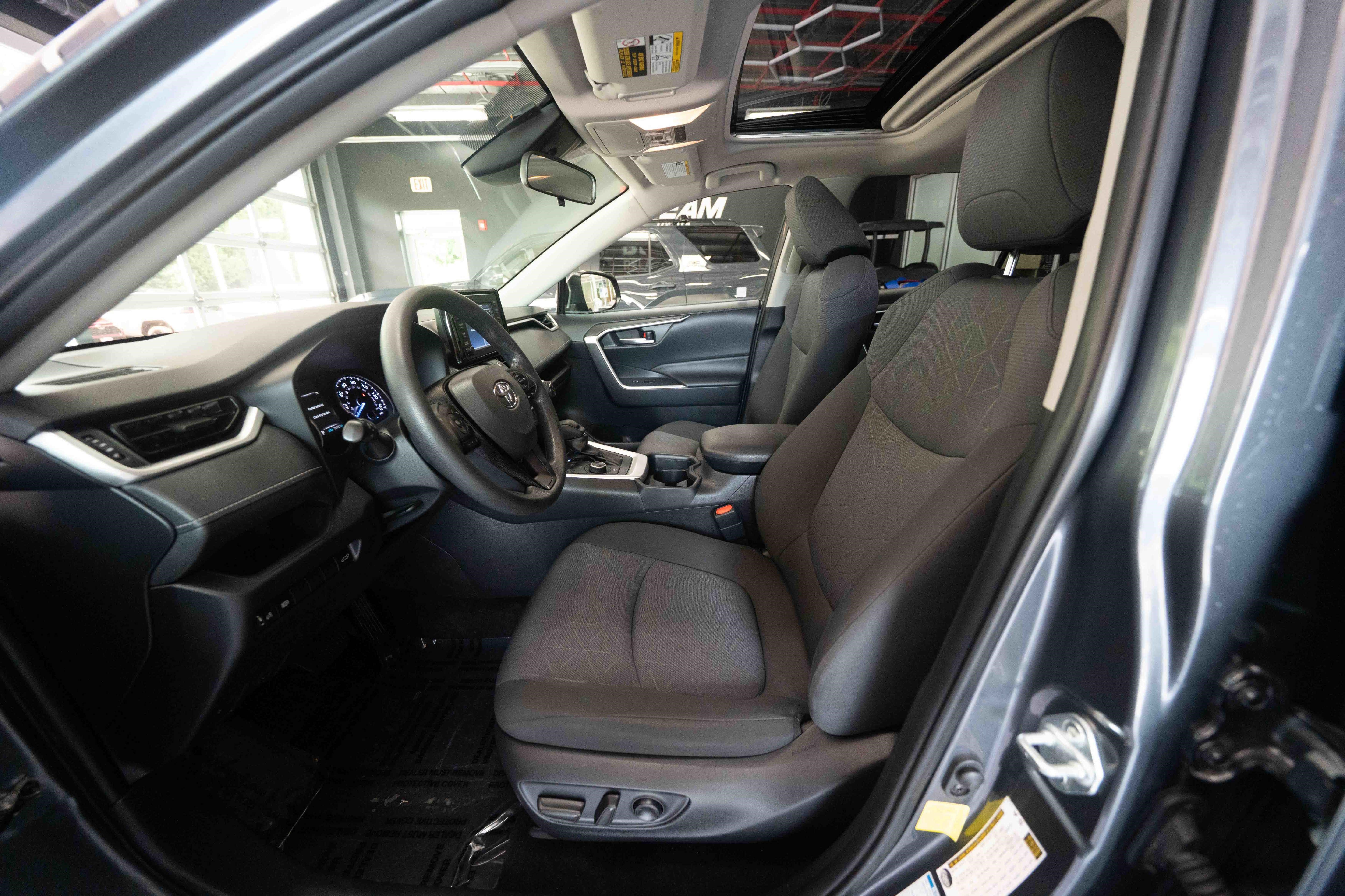 Used 2019 Toyota RAV4 XLE w/ Convenience Package AWD/4WD image 9