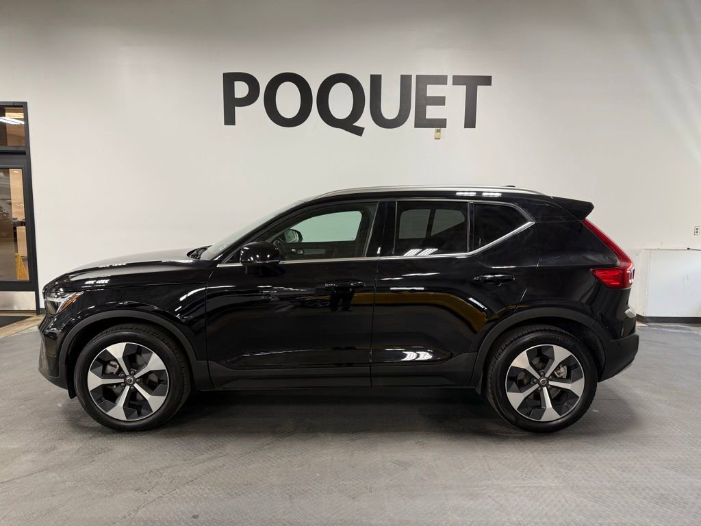 Used 2025 Volvo XC40 B5 Plus AWD/4WD image 1