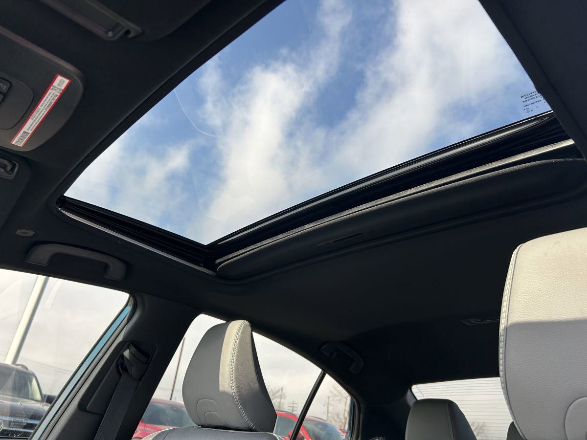 Used 2025 Toyota Camry SE w/ Convenience Package image 10