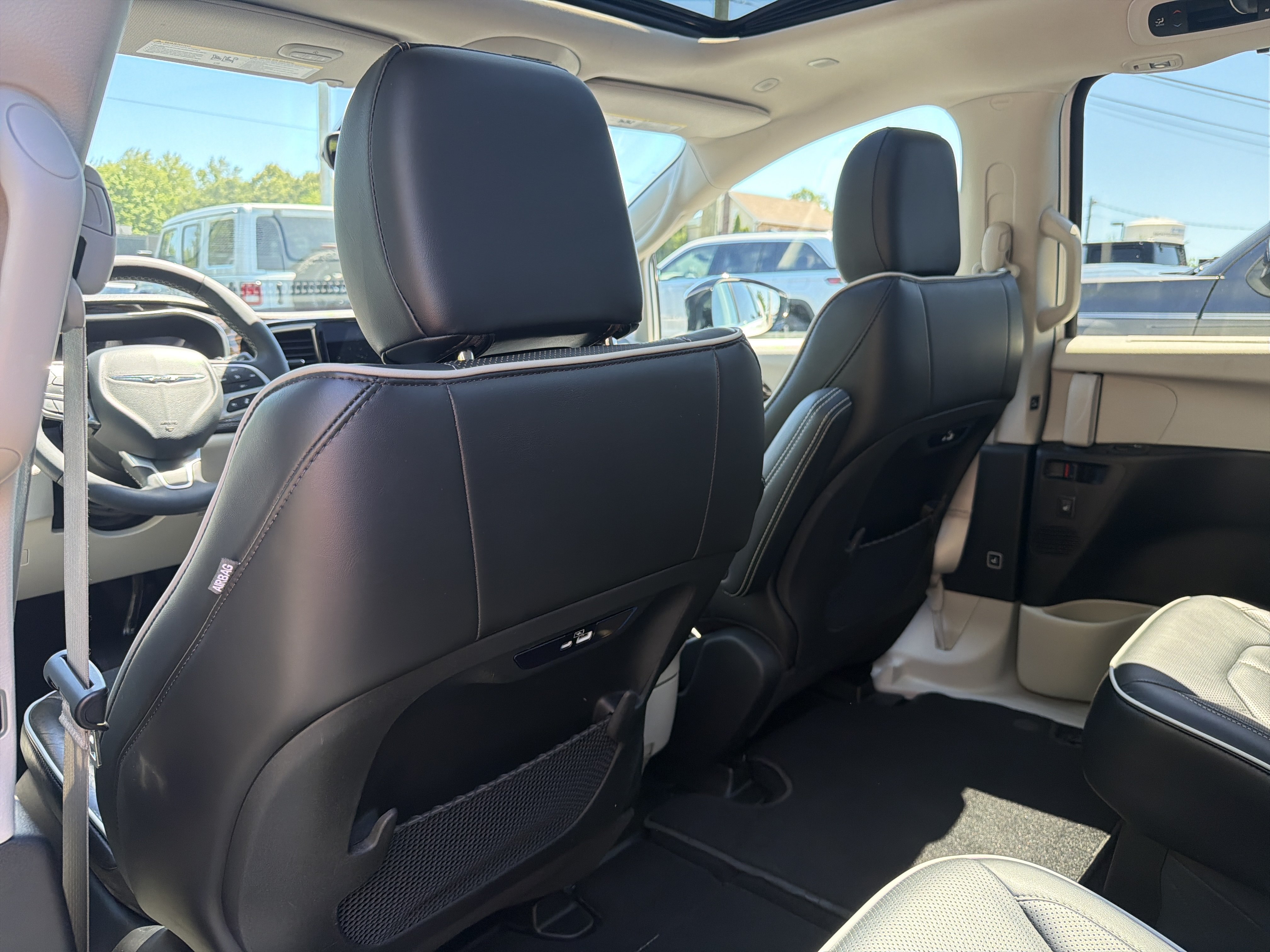 Used 2023 Chrysler Pacifica Limited FWD image 13