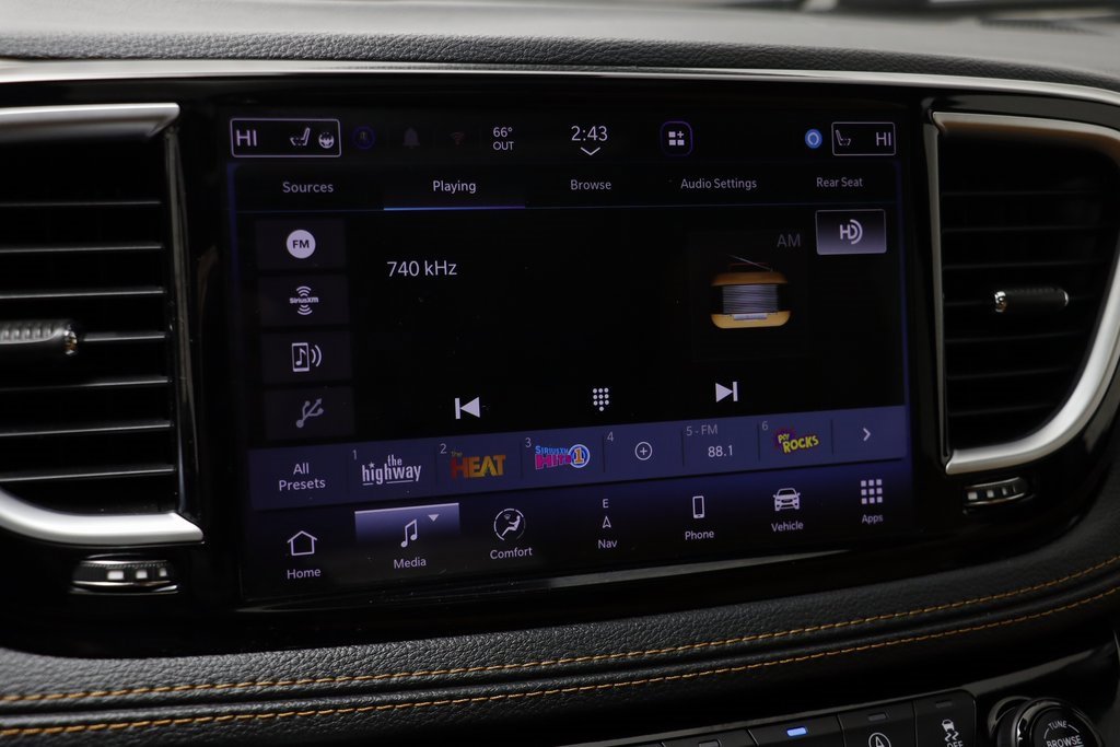 Used 2021 Chrysler Pacifica Pinnacle image 9