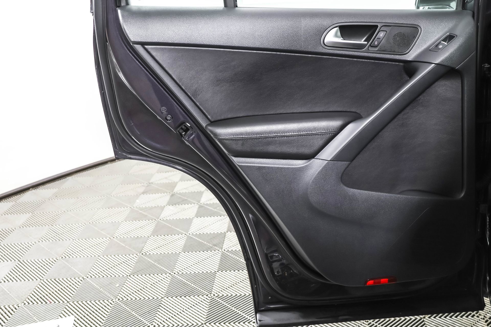 Used 2016 Volkswagen Tiguan SE image 40