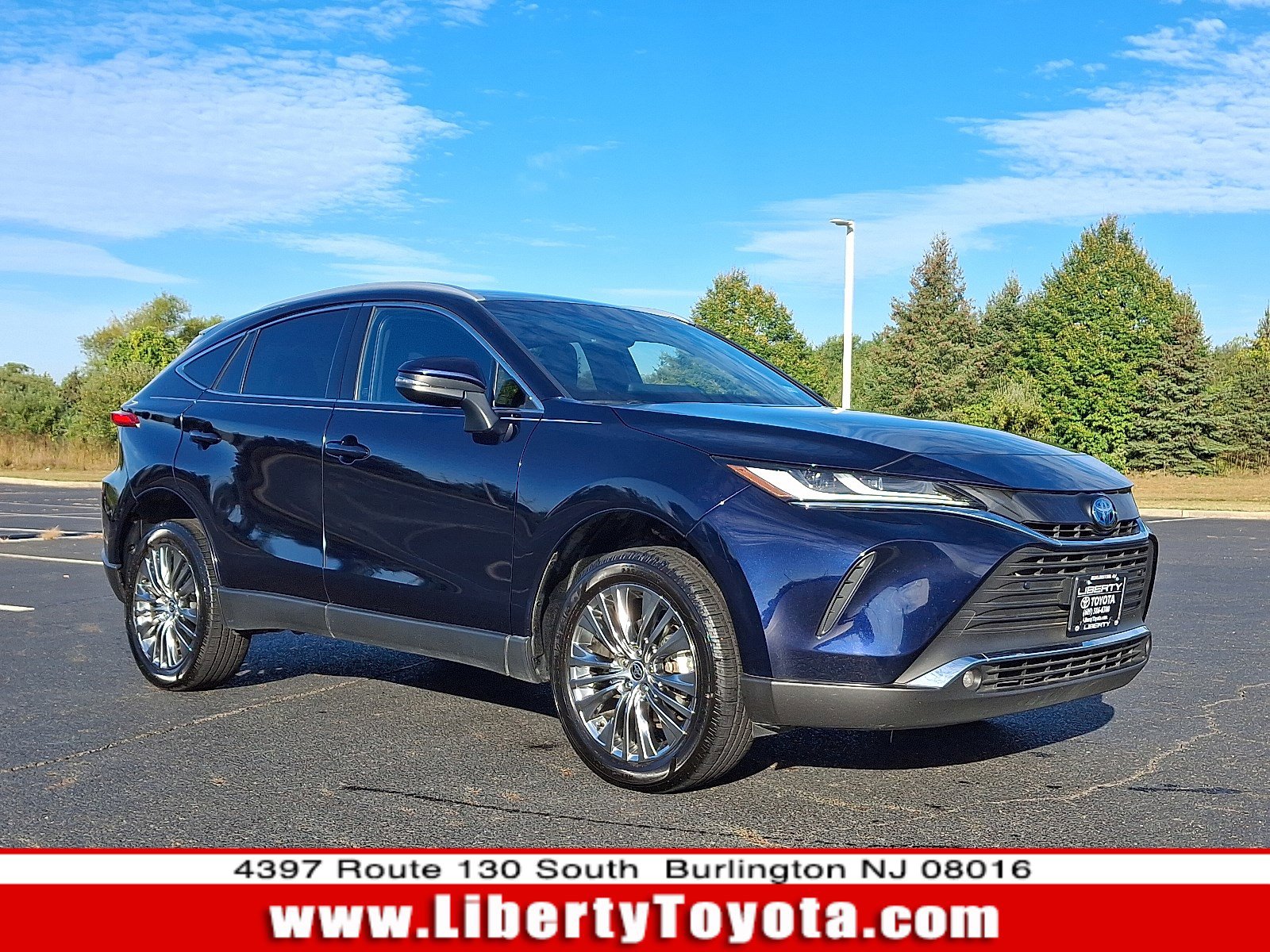 Used 2024 Toyota Venza XLE image 1