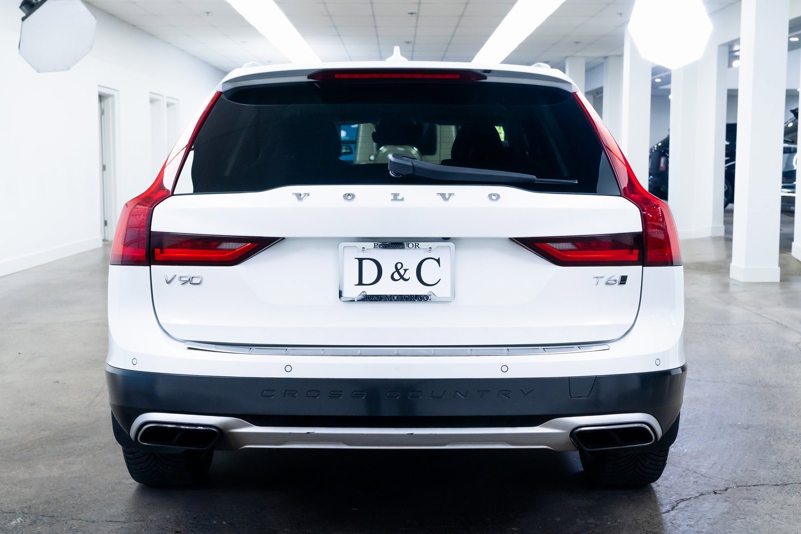 Used 2017 Volvo V90 T6 Cross Country image 5