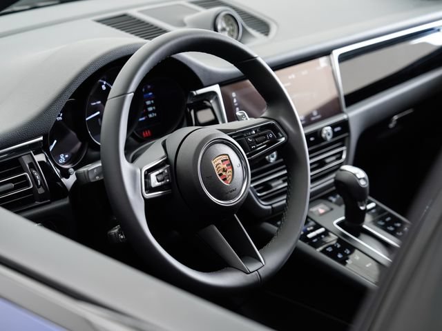 Certified 2025 Porsche Macan AWD/4WD image 9