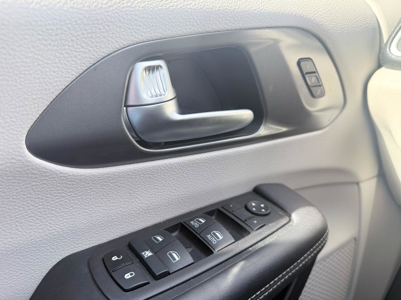 Used 2024 Chrysler Pacifica Touring-L image 22