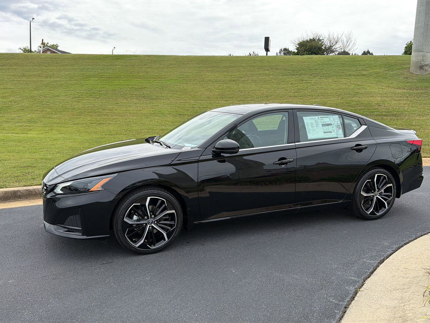 New 2026 Nissan Altima 2.5 SR w/ SR Premium Package FWD image 3