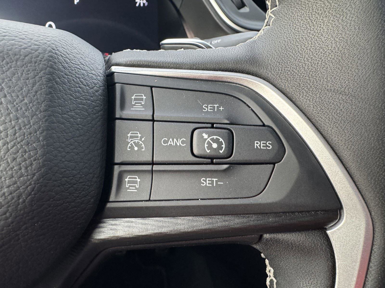 Used 2025 Jeep Grand Cherokee Altitude image 17