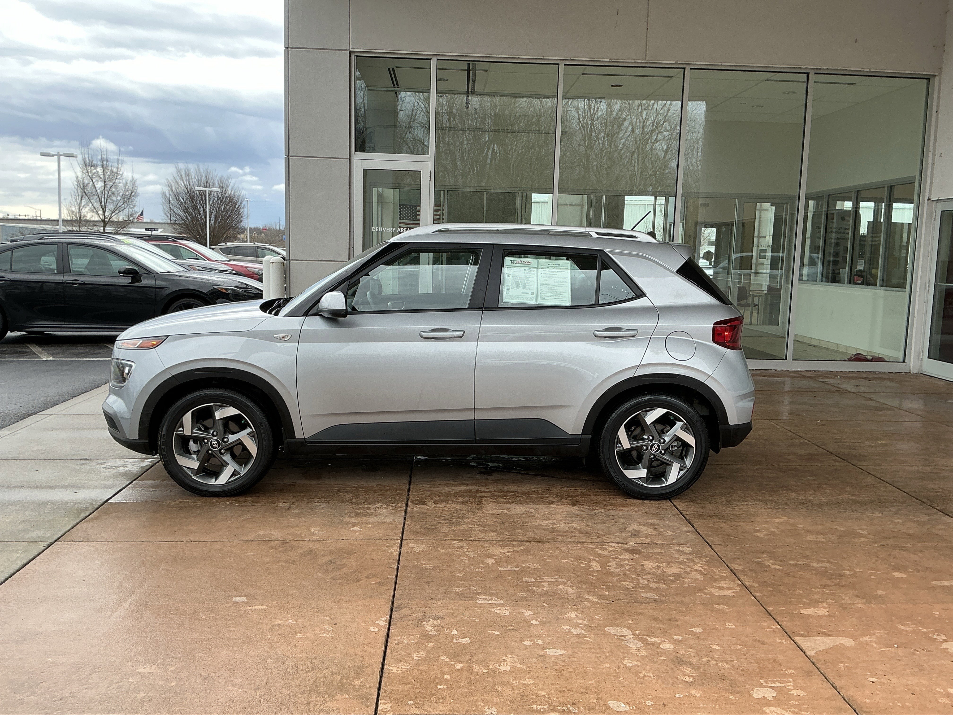 Used 2023 Hyundai Venue SEL image 19