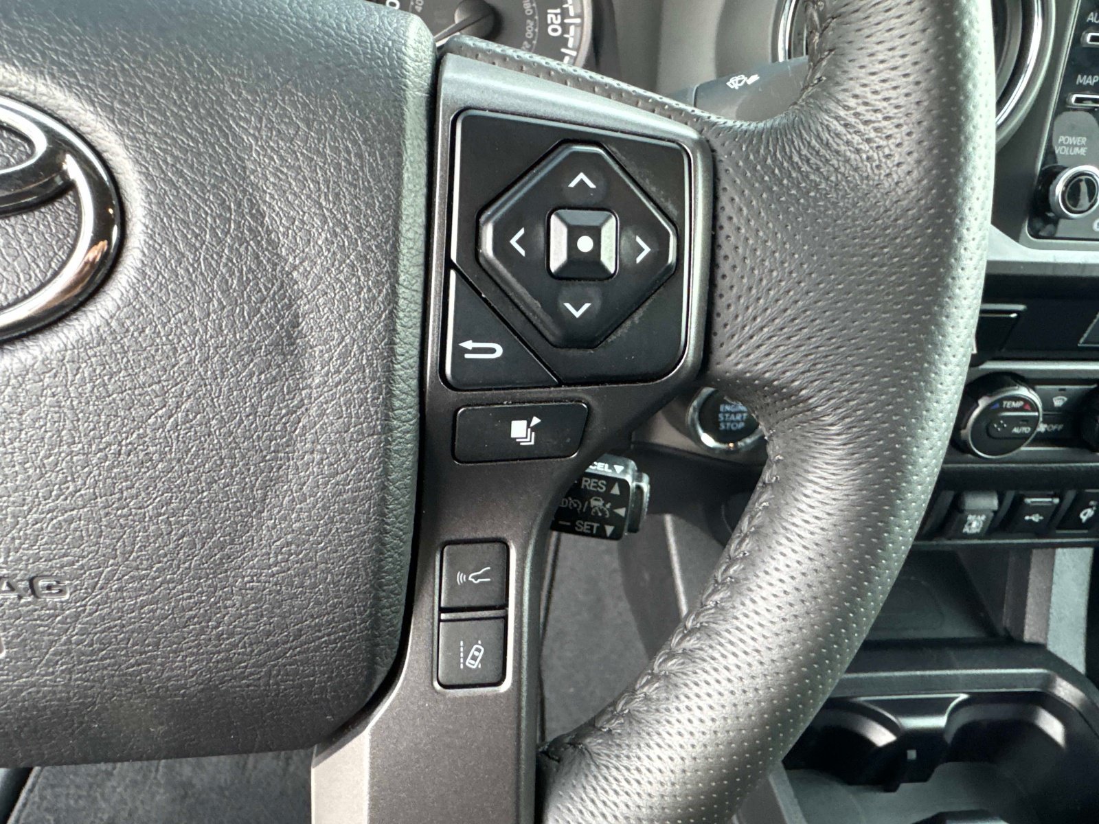 Used 2022 Toyota Tacoma TRD Off-Road w/ Technology Package AWD/4WD image 27