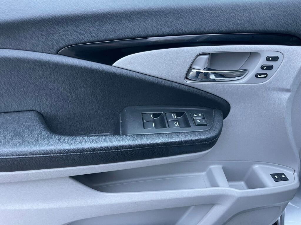 Used 2017 Honda Pilot Touring image 6