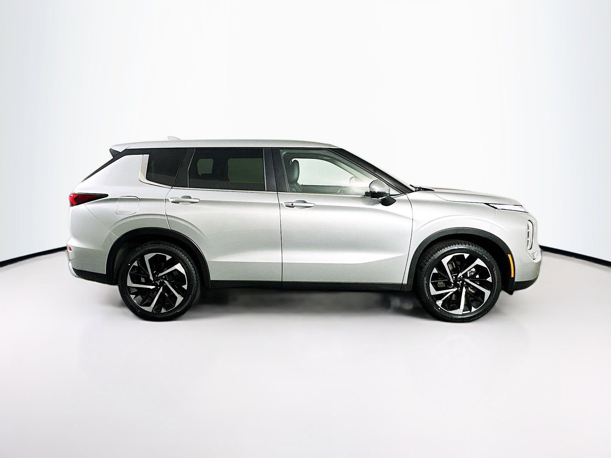 Used 2024 Mitsubishi Outlander SE image 10