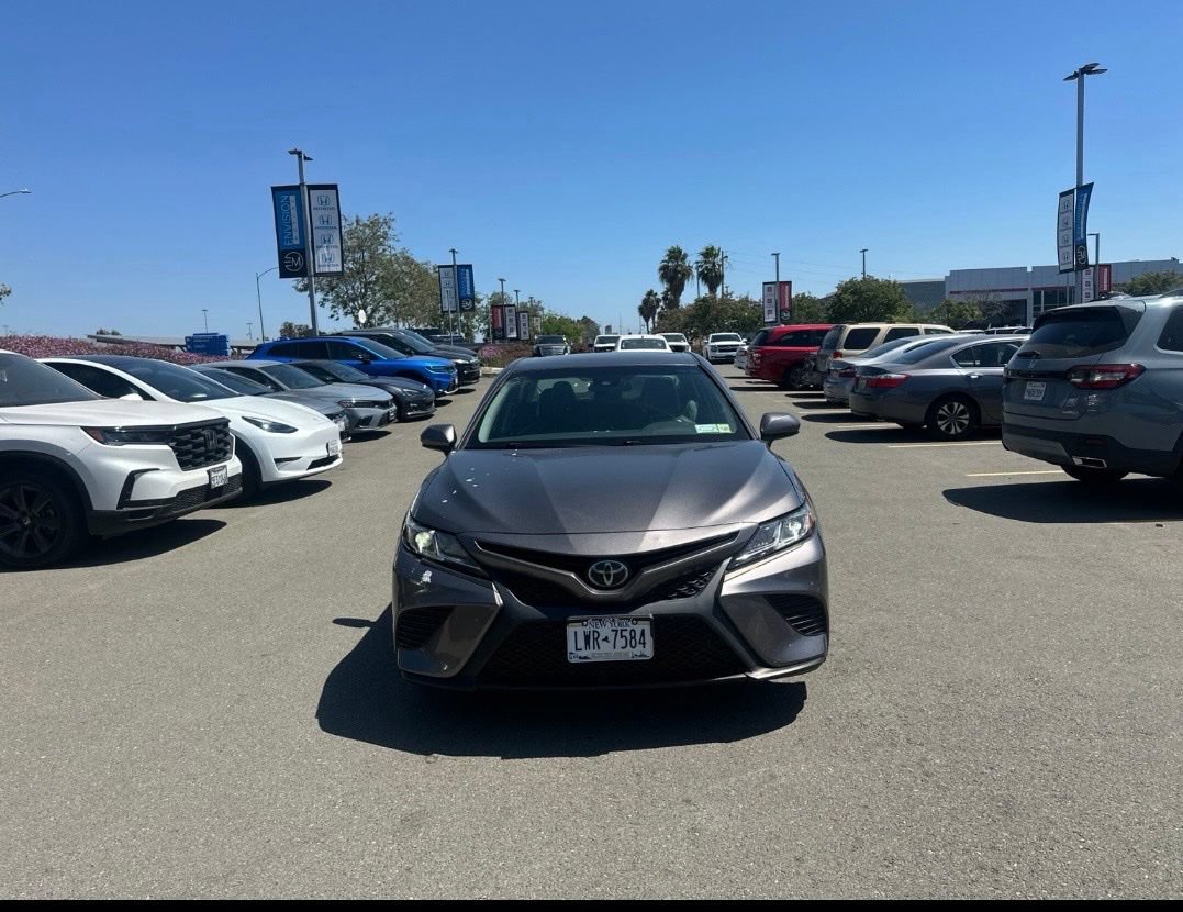 Used 2018 Toyota Camry SE FWD image 1