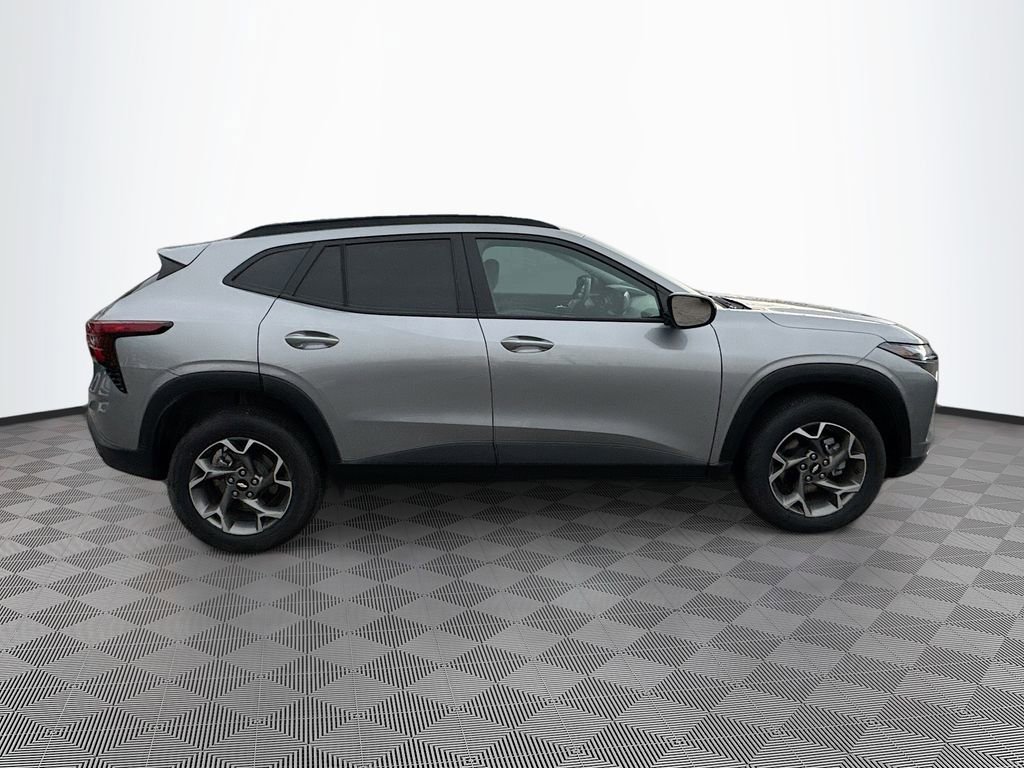 Used 2025 Chevrolet Trax LT w/ LT Convenience Package image 4