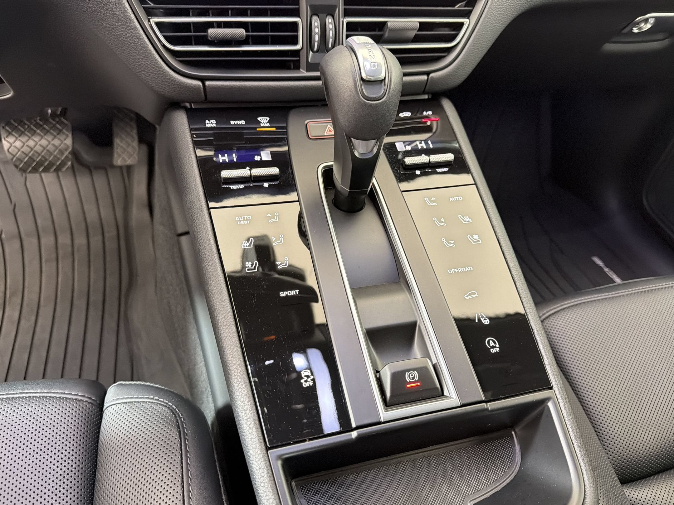 Certified 2025 Porsche Macan AWD/4WD image 20