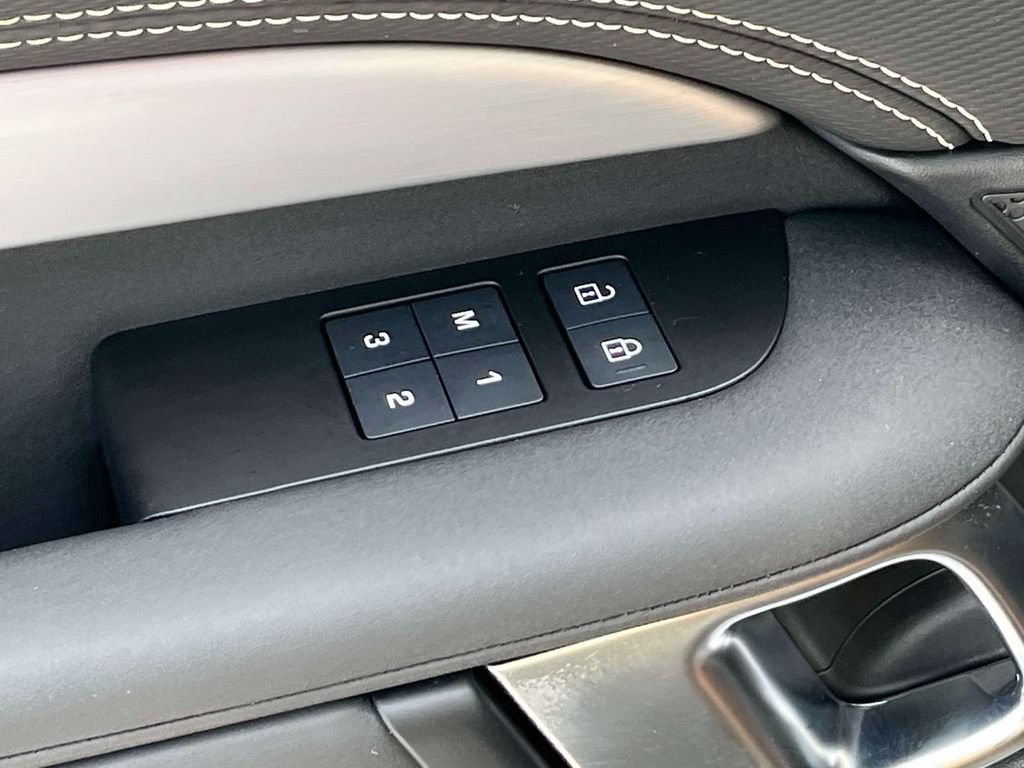 Used 2025 Land Rover Discovery Dynamic SE AWD/4WD image 29