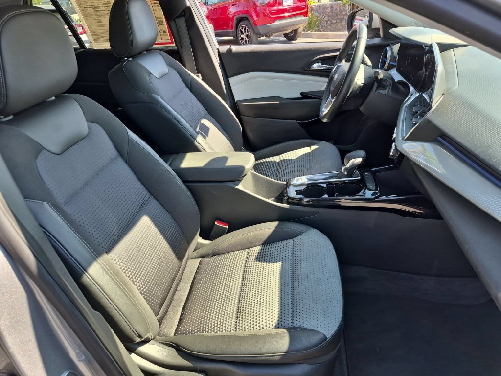Used 2025 Chevrolet Trax LT FWD image 31