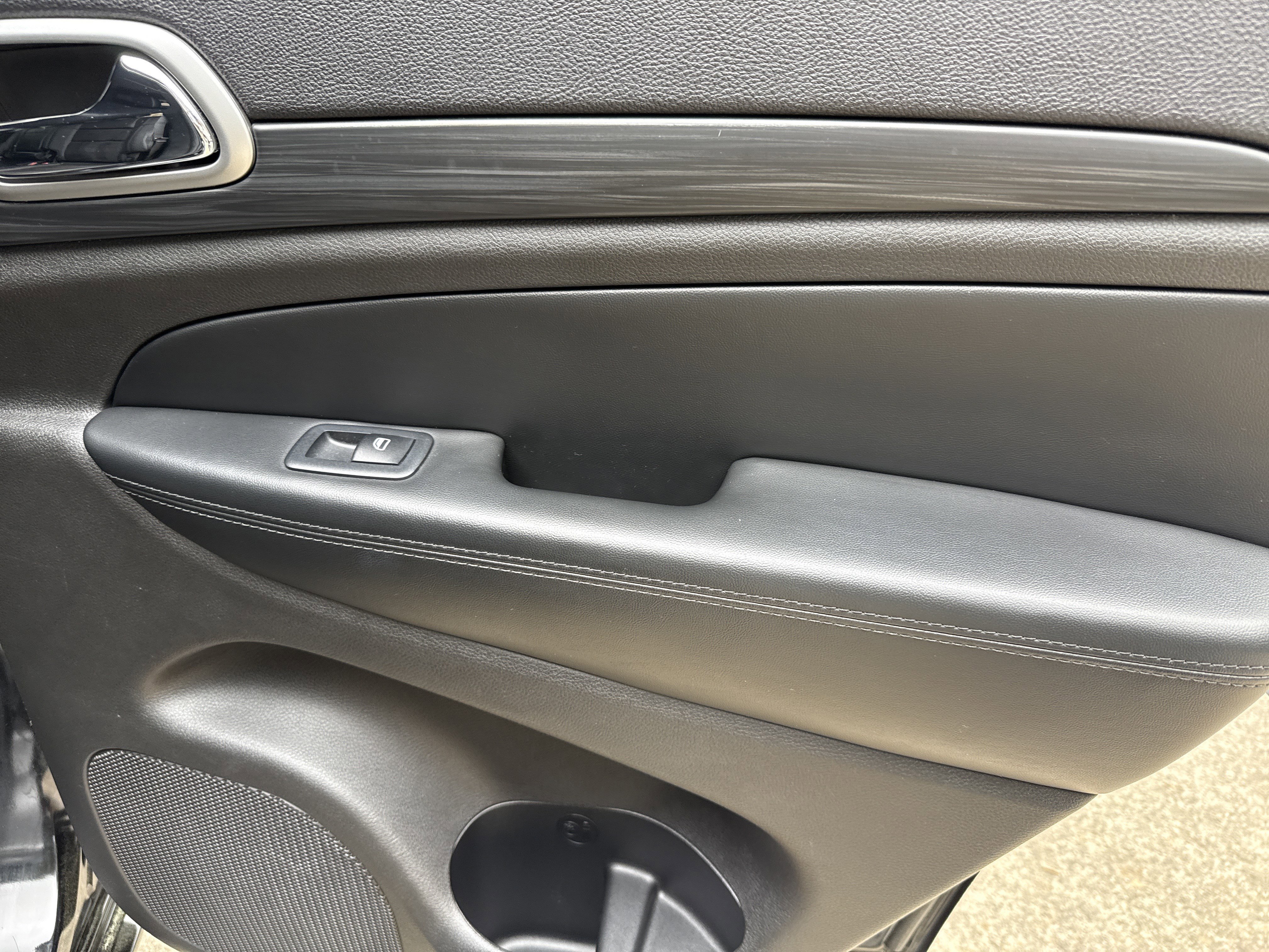 Used 2019 Jeep Grand Cherokee Altitude RWD image 16