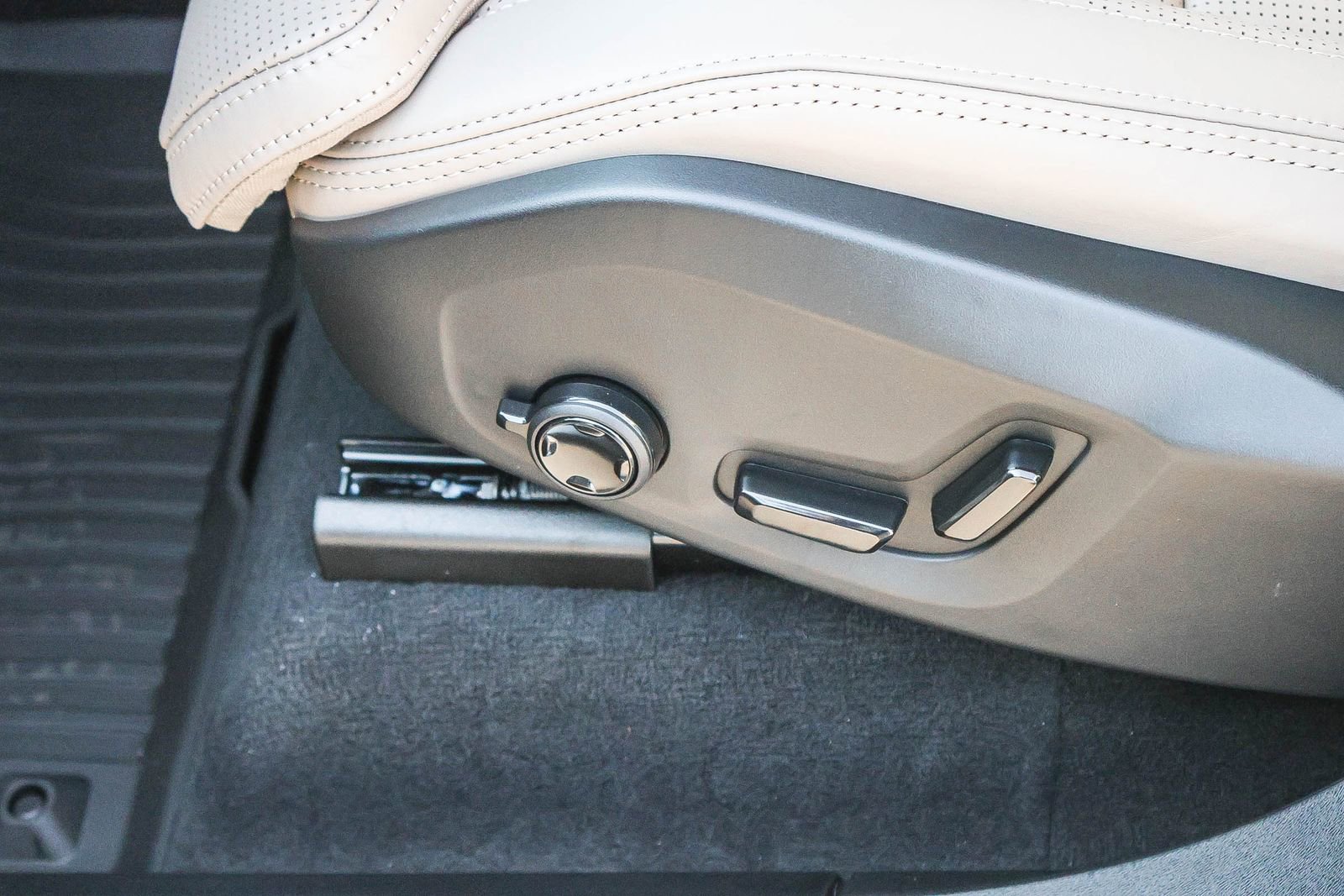 New 2026 Volvo XC90 B6 Ultra w/ Protection Package image 31