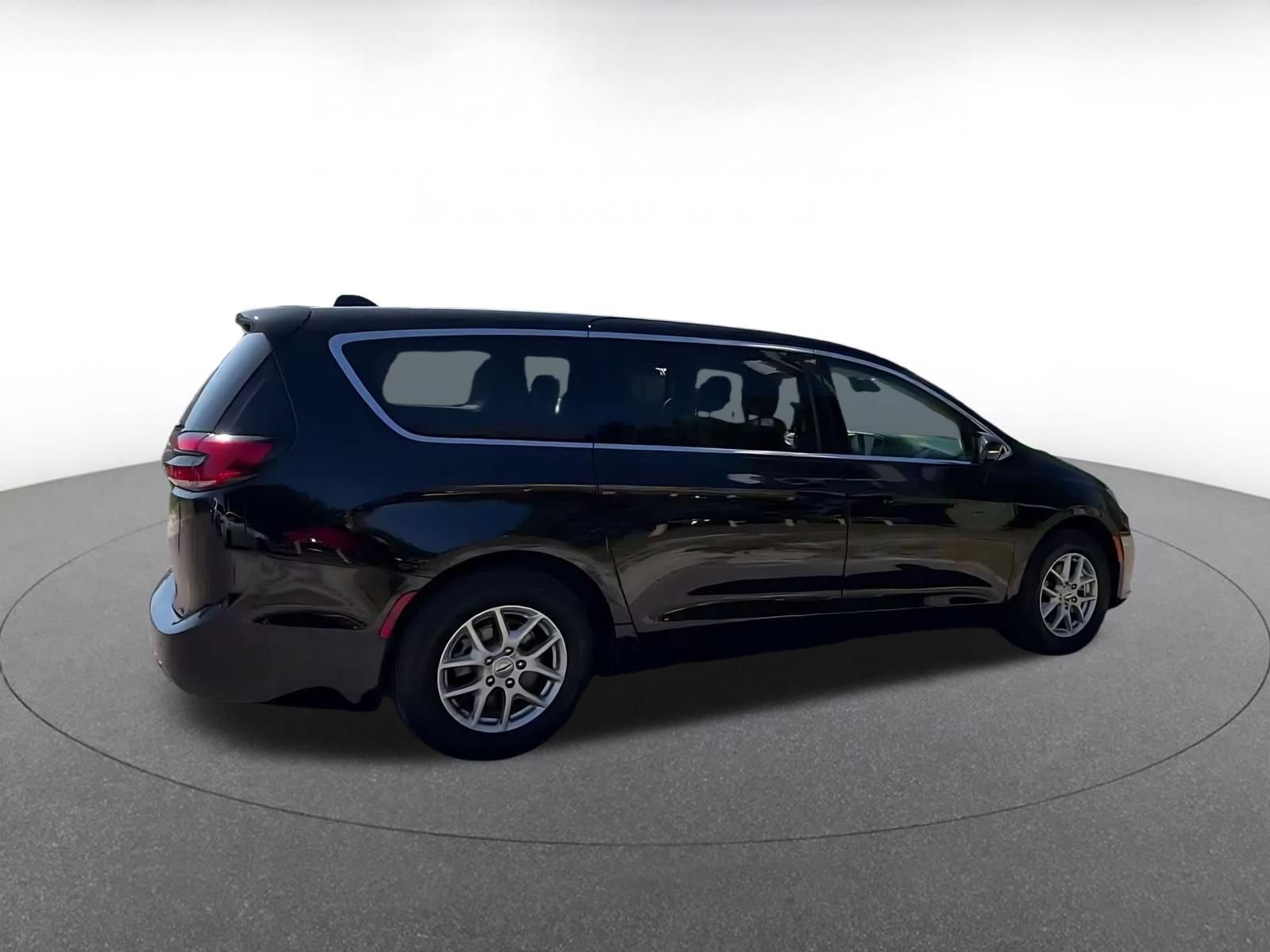 Used 2024 Chrysler Pacifica Touring-L FWD image 14