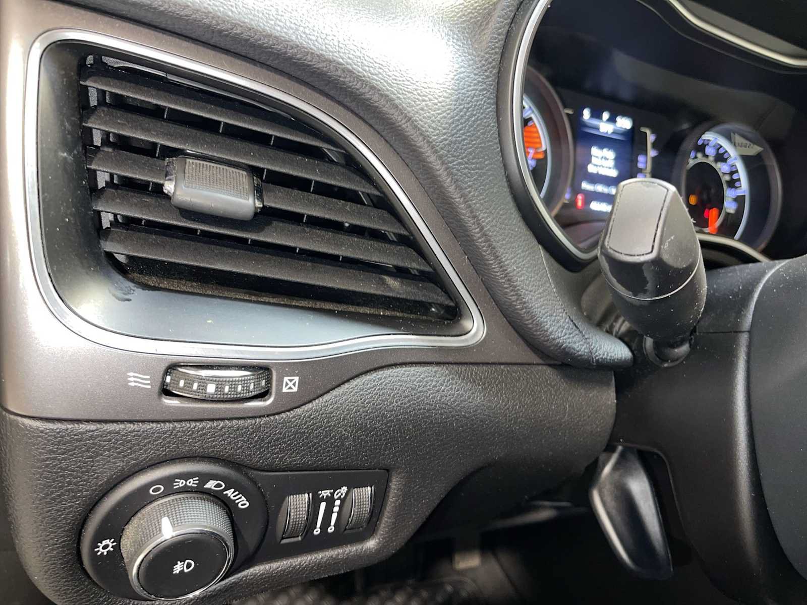 Used 2019 Jeep Cherokee Latitude Plus w/ Cold Weather Group AWD/4WD image 24