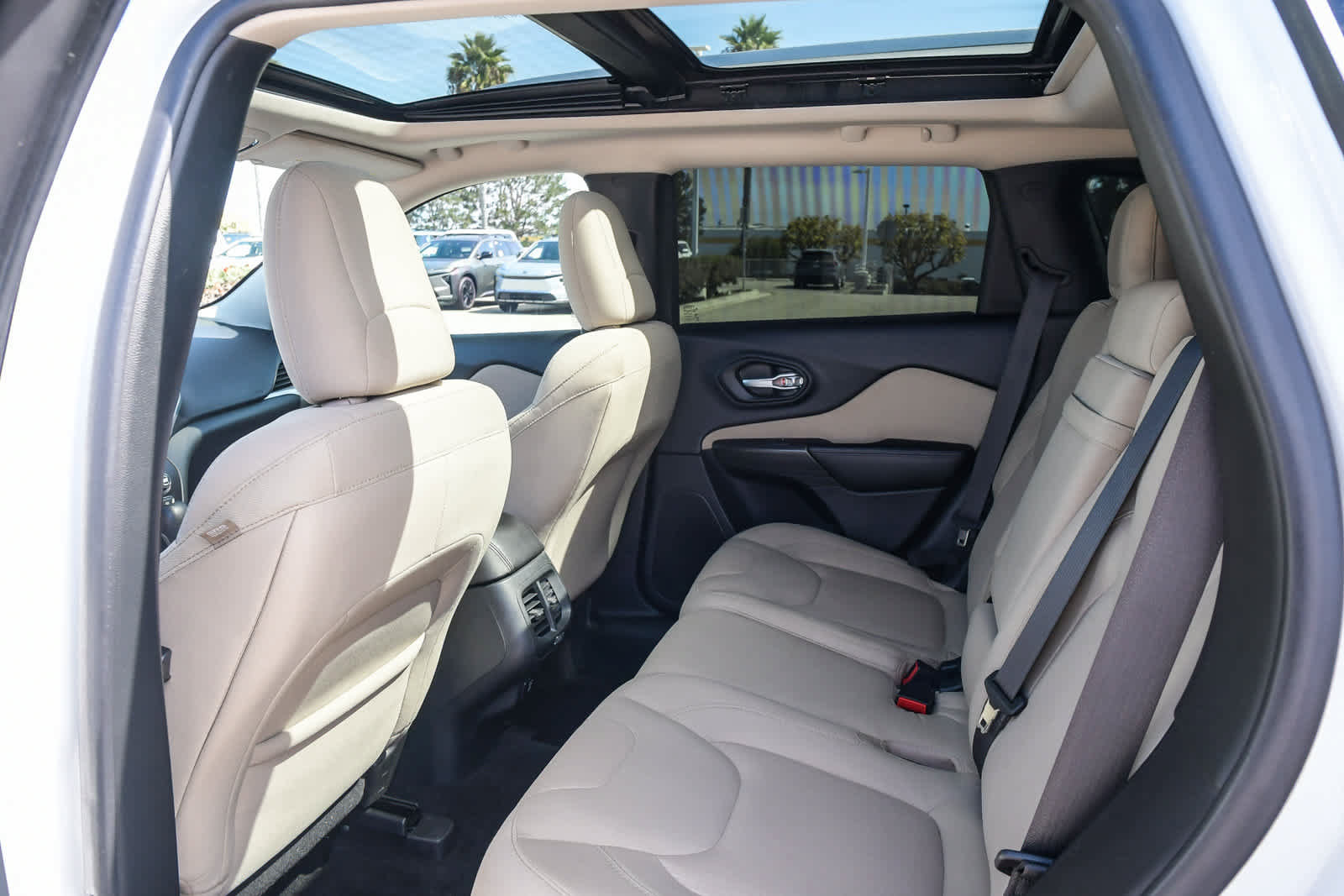 Used 2016 Jeep Cherokee Latitude w/ Comfort/Convenience Group FWD image 18