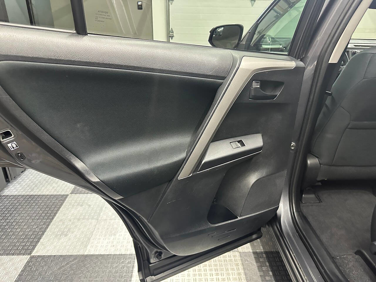 Used 2016 Toyota RAV4 LE AWD/4WD image 18