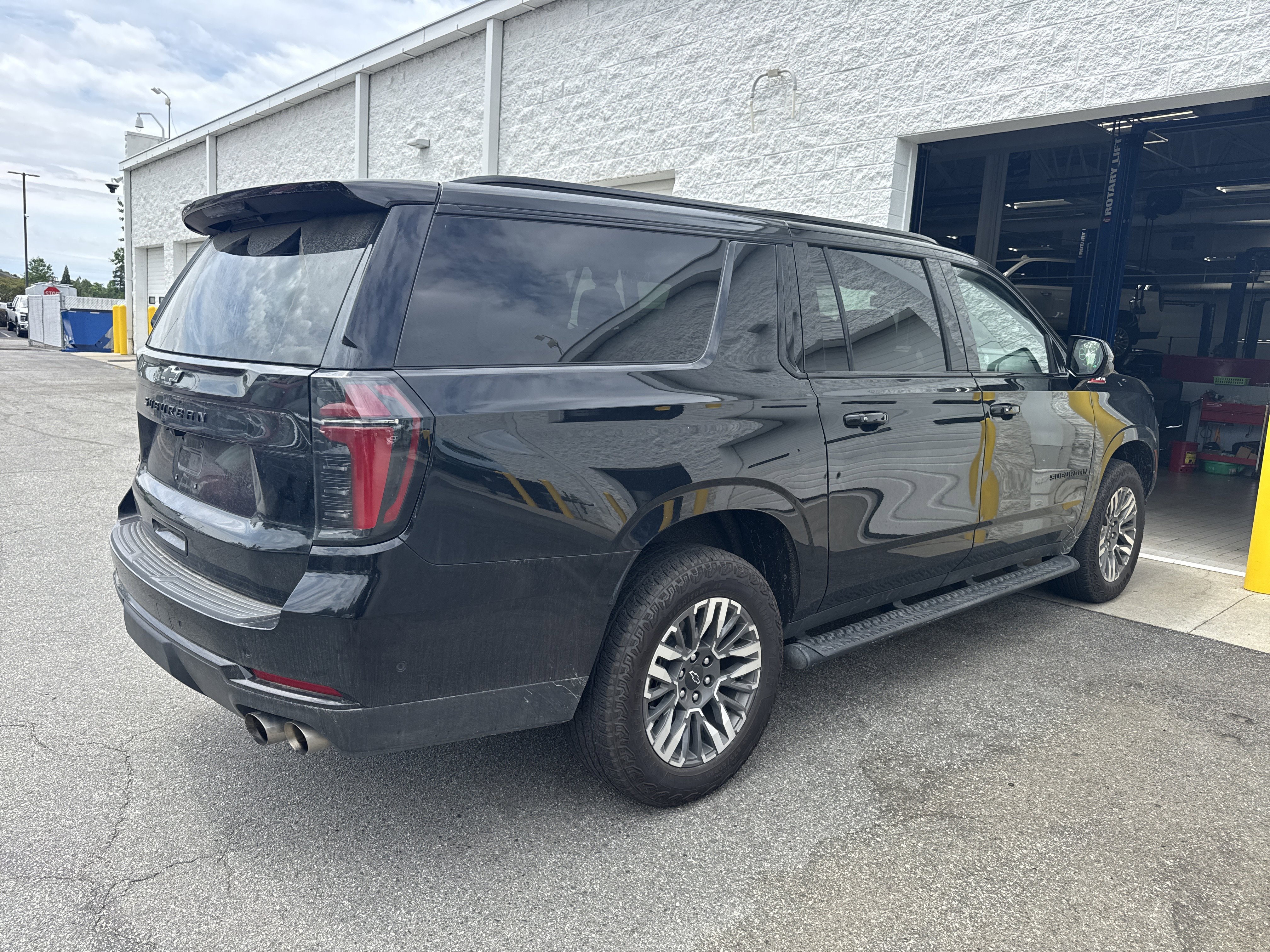 Used 2025 Chevrolet Suburban Z71 AWD/4WD image 10