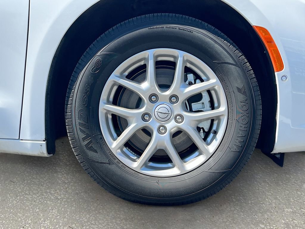 Certified 2025 Chrysler Pacifica Select w/ Uconnect Theater Family Group image 31