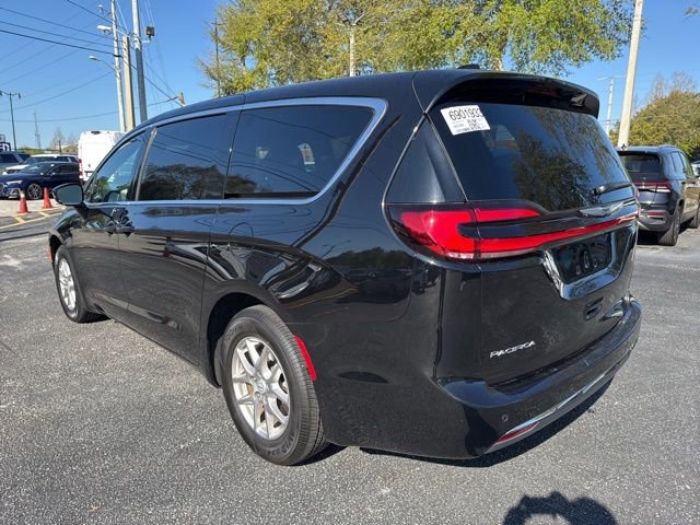Used 2025 Chrysler Pacifica Select image 3