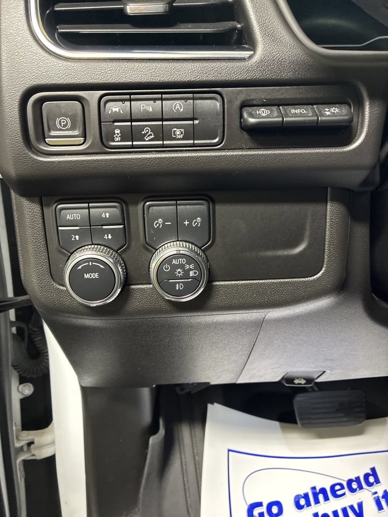 Used 2023 GMC Yukon XL AT4 w/ AT4 Premium Package AWD/4WD image 16