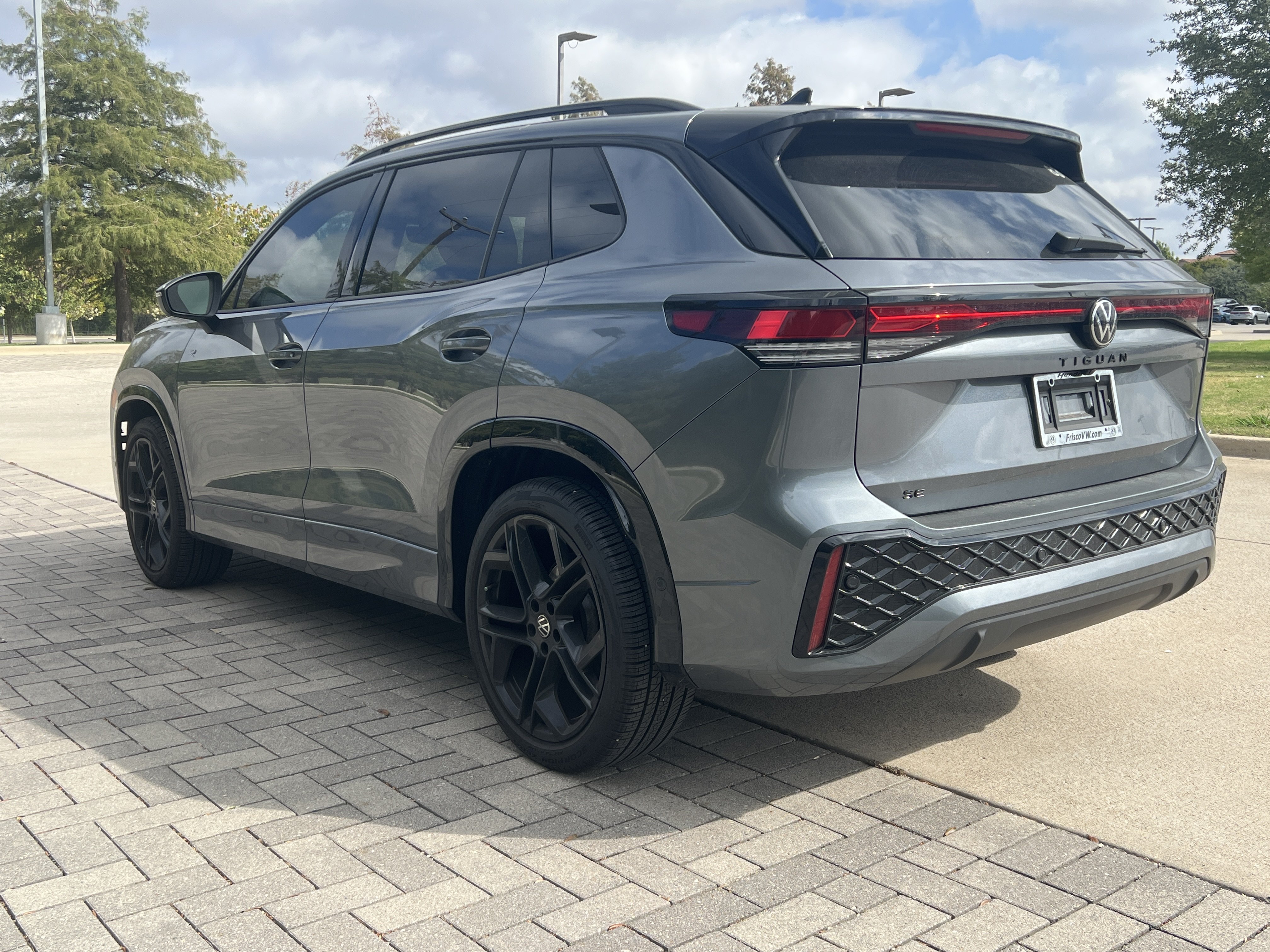 Certified 2026 Volkswagen Tiguan SE R-Line FWD image 7