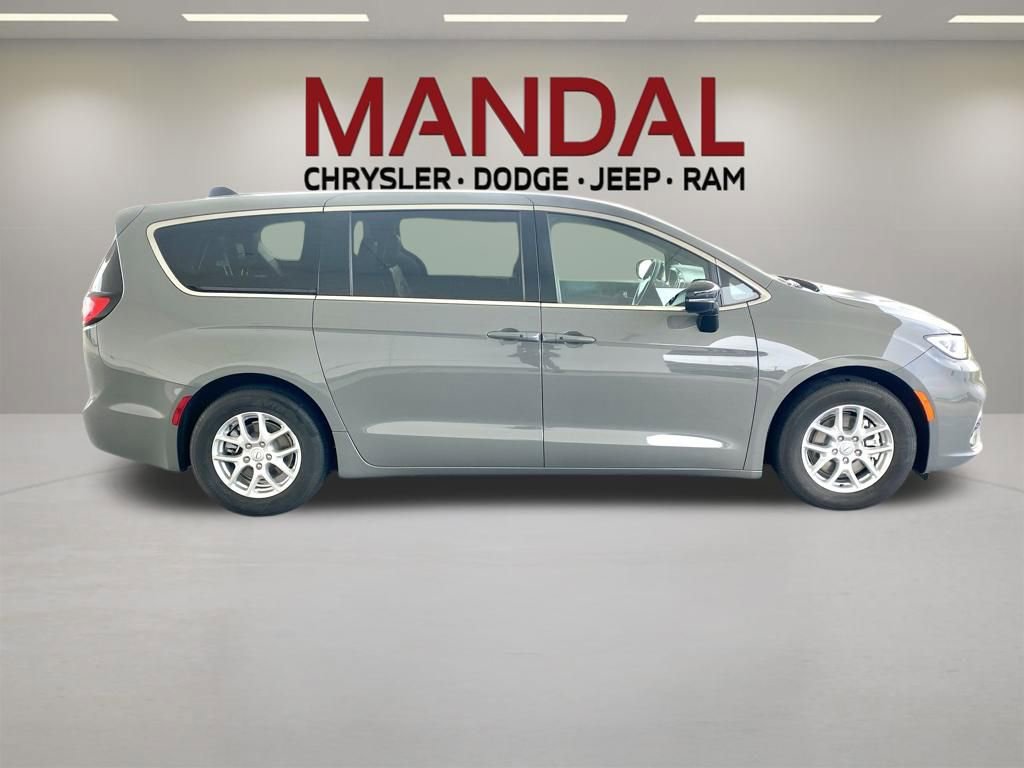Used 2025 Chrysler Pacifica Select FWD image 5