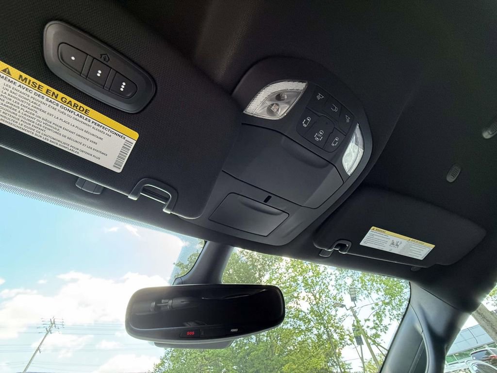 Used 2025 Chrysler Pacifica Select FWD image 27