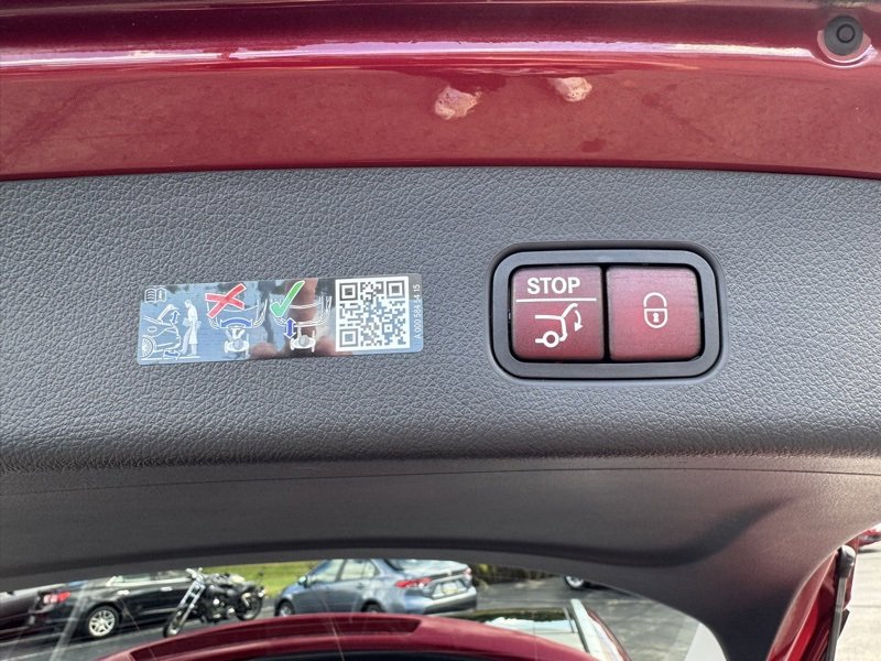 Used 2025 Mercedes-Benz GLC 350e 4MATIC image 48