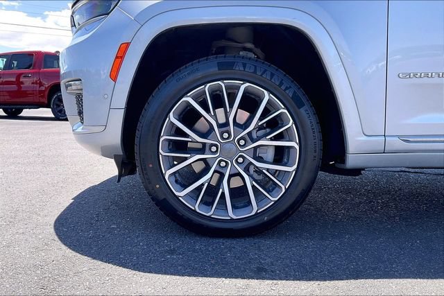 Used 2023 Jeep Grand Cherokee L Summit AWD/4WD image 8