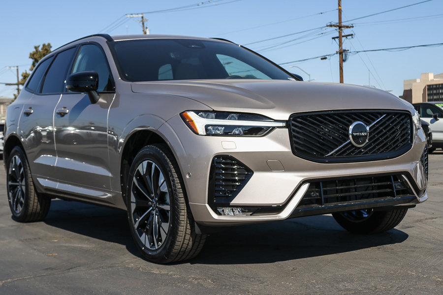 New 2027 Volvo XC60 B5 Plus AWD/4WD image 3