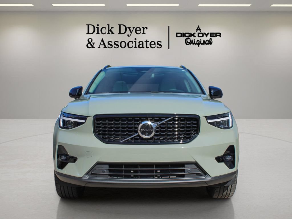 Certified 2025 Volvo XC40 B5 Ultra w/ Protection Package Premier AWD/4WD image 4