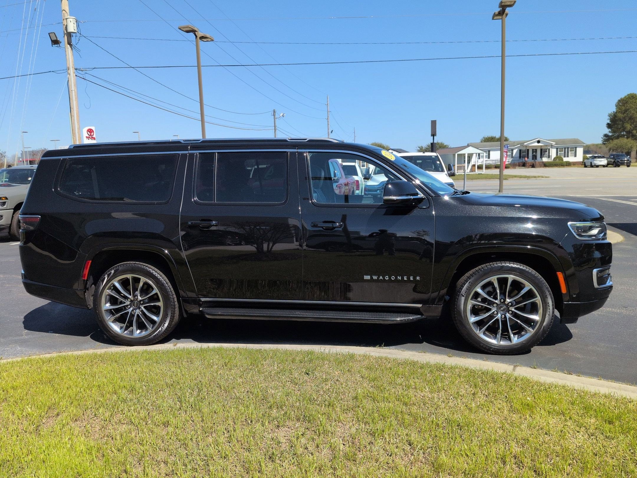 Certified 2024 Jeep Wagoneer L Series II w/ Premium Group I image 4