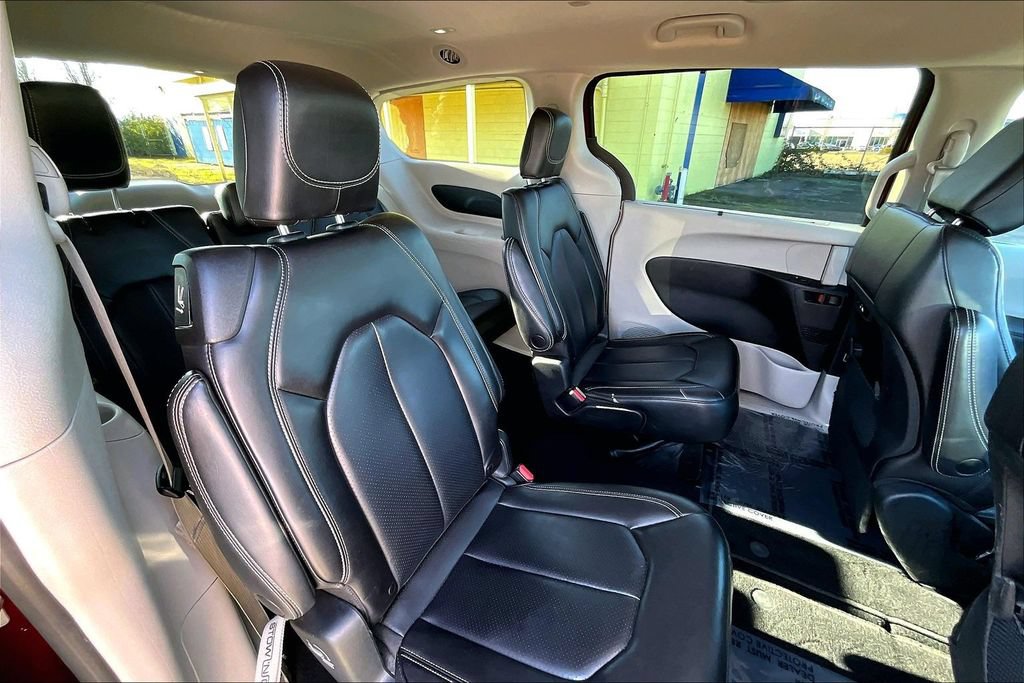 Used 2023 Chrysler Pacifica Touring-L FWD image 21