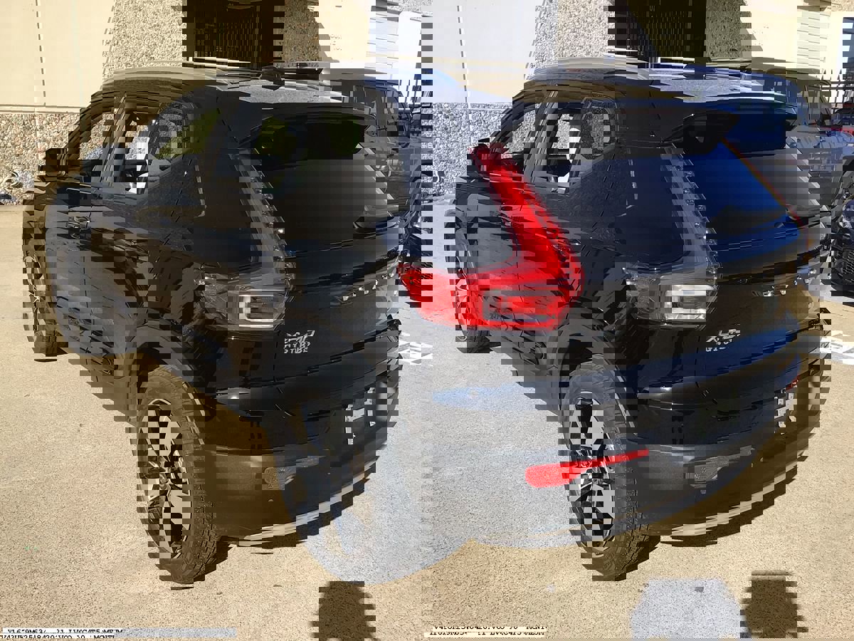 Used 2021 Volvo XC40 T5 Momentum w/ Premium Package image 4