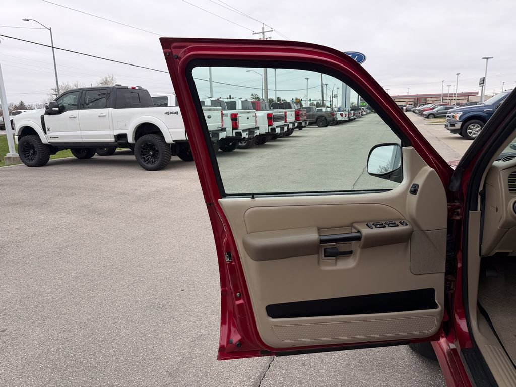 Used 2004 Ford Explorer Sport Trac 4x4 image 11